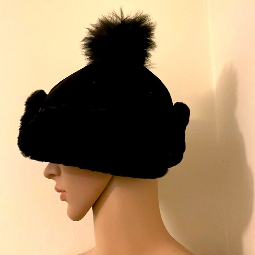 Ugg hat with Pom Pom and optional flats